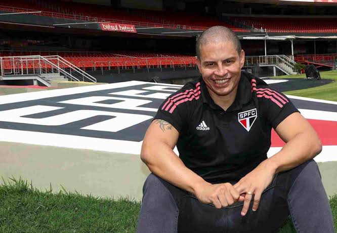 Alex diz que vai deixar São Paulo em 2023 e frustra planos do