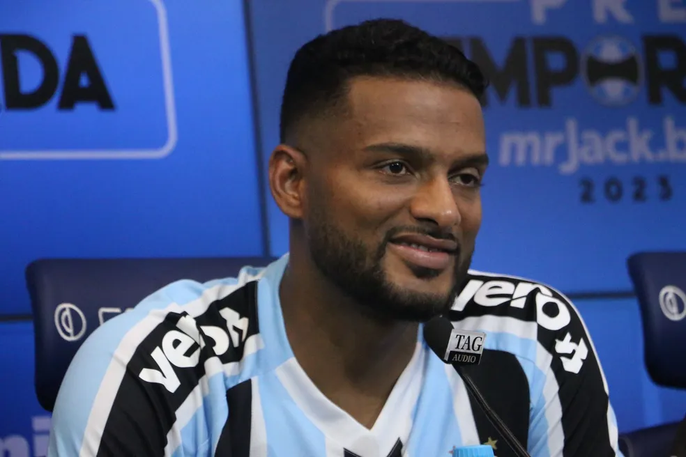 Reinaldo é anunciado pelo Grêmio, após ser dispensado do São Paulo