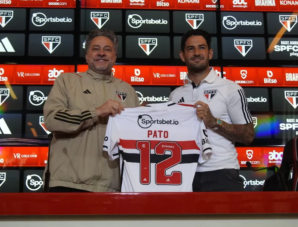 Apresentado no São Paulo, Pato quebra protocolo antes de vestir a