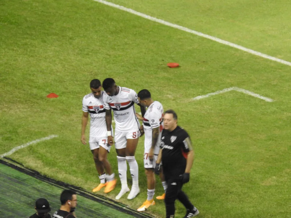 Ele é titular absoluto do Vasco e vai jogar lesionado contra o Corinthians