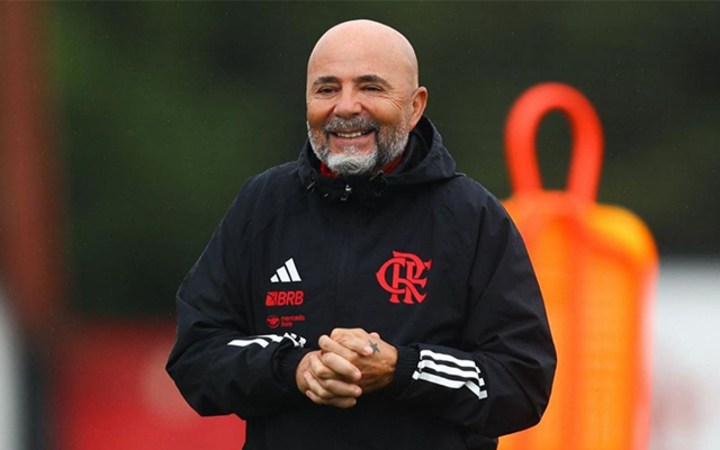 Sampaoli presenteou um vendedor ambulante com a camisa do Flamengo